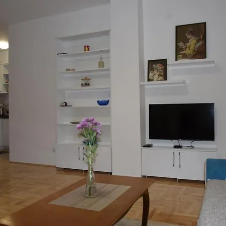 Lakela Apartment *